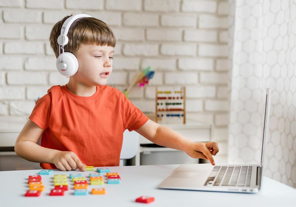 Scratch похож на конструктор: дети складывают блоки и сразу видят, как все оживает на экране